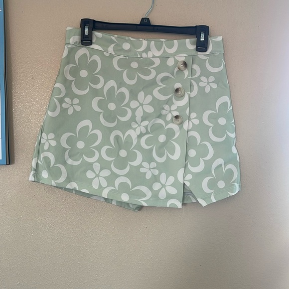 Green skort with white flowers - Picture 1 of 2